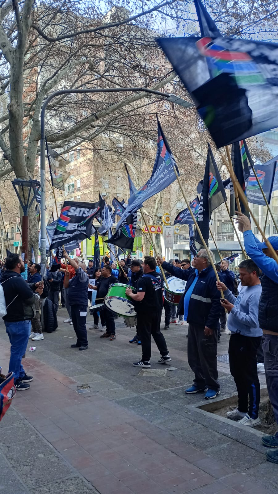 Protesta frente a la sede de Telecom en Mendoza por salarios dignos