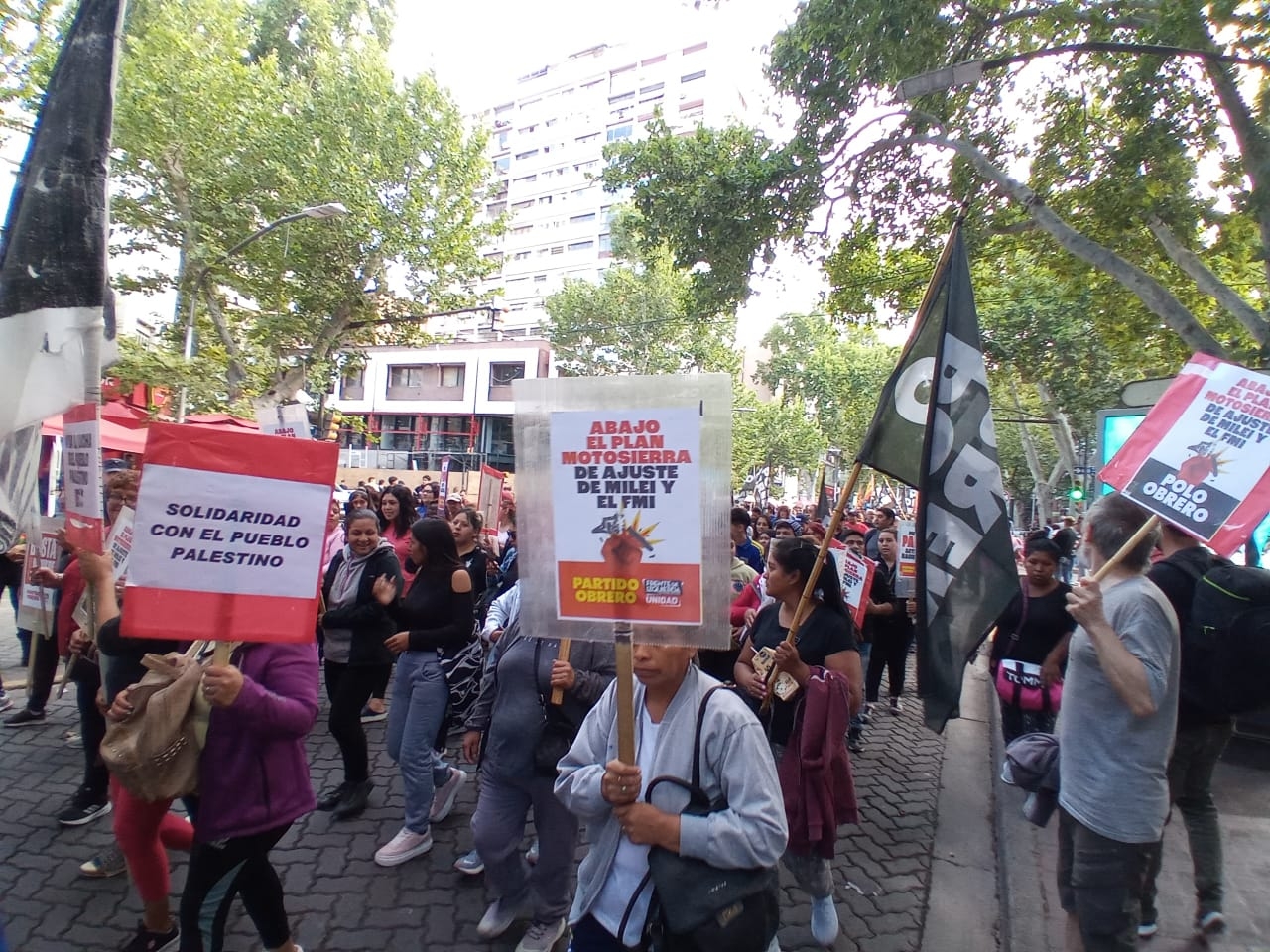 Masiva marcha contra la llegada de Milei