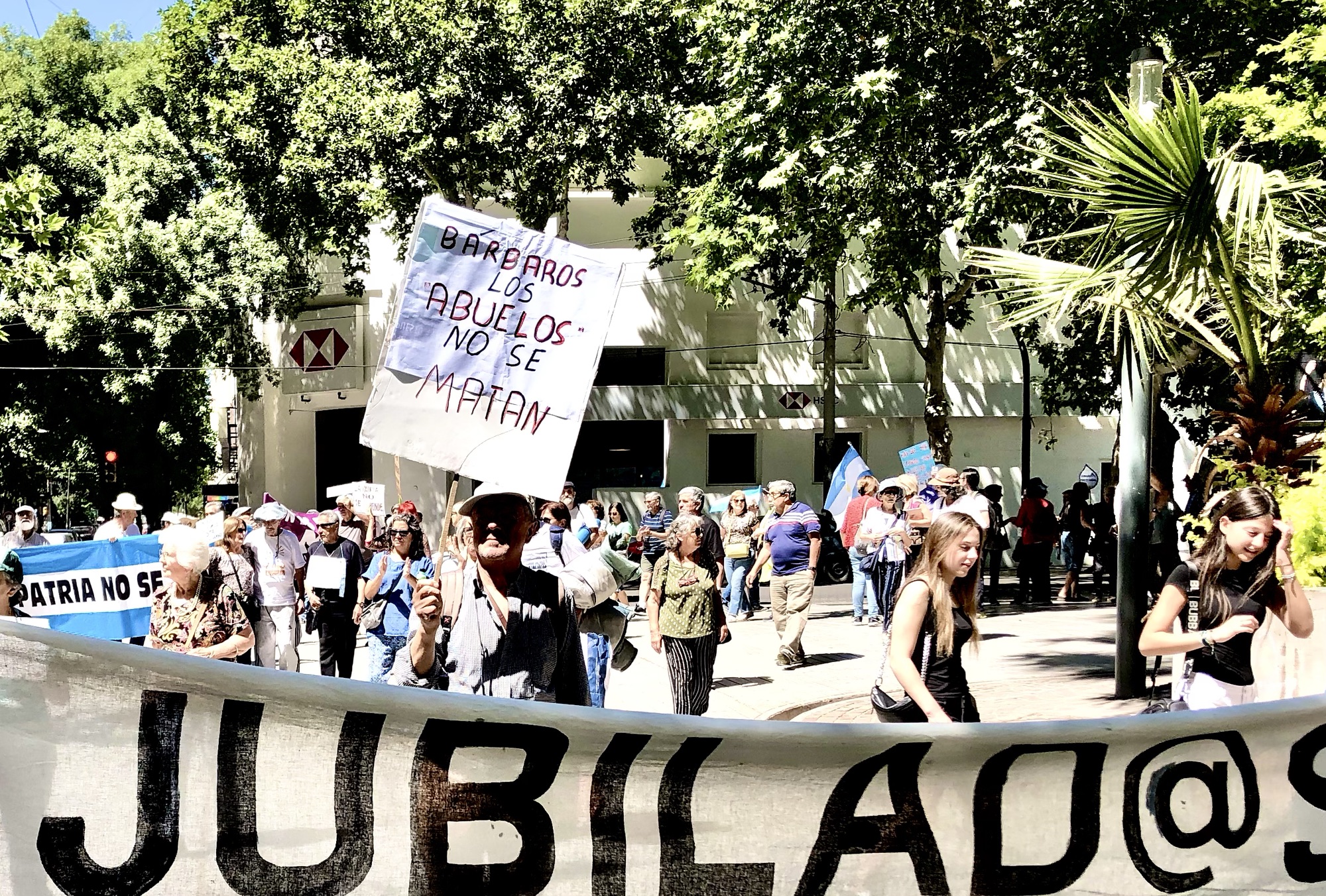 Jubilados mendocinos cumplen 40 semanas de lucha en Plaza San Martín